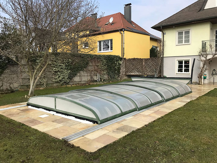 Rand des Schwimmbades reinigen